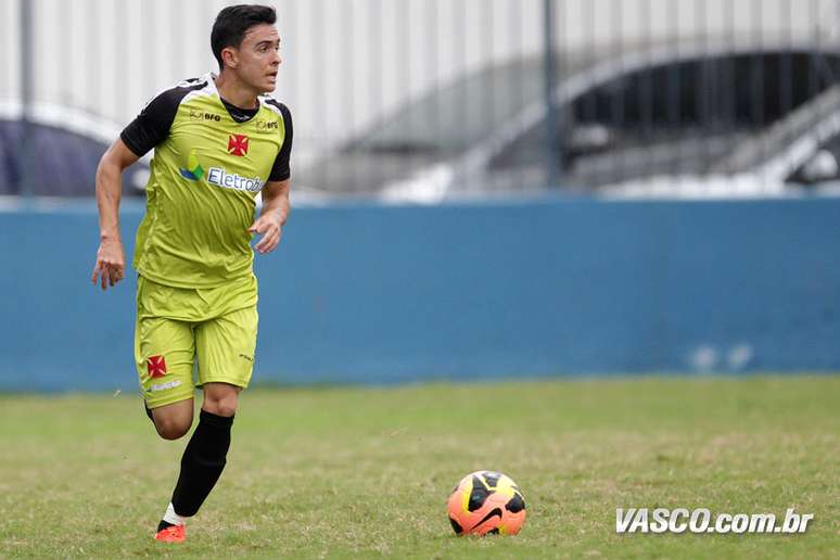 <p>Montoya em ação com a camisa do Vasco; meia deve ser desfalque em clássico</p>