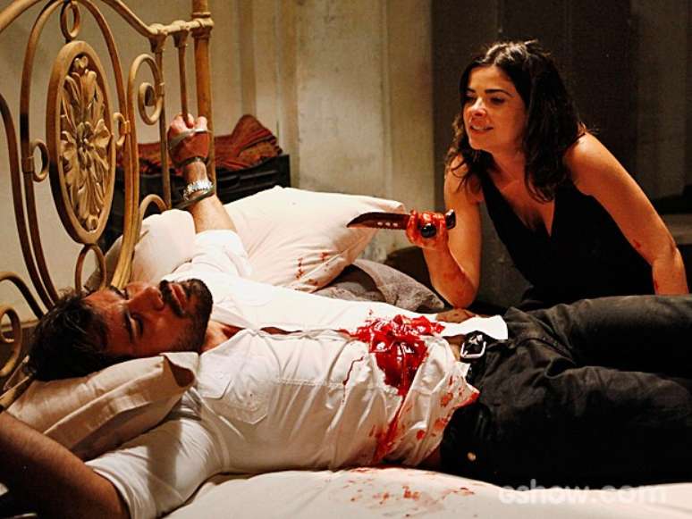 Aline (Vanessa Giácomo) engana Ninho (Juliano Cazarré) e o esfaqueia na cama