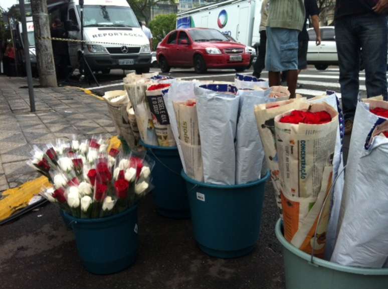 <p>Três vendedores de flores saíram de Caxias do Sul para ir até Santa Maria especialmente para a data</p>
