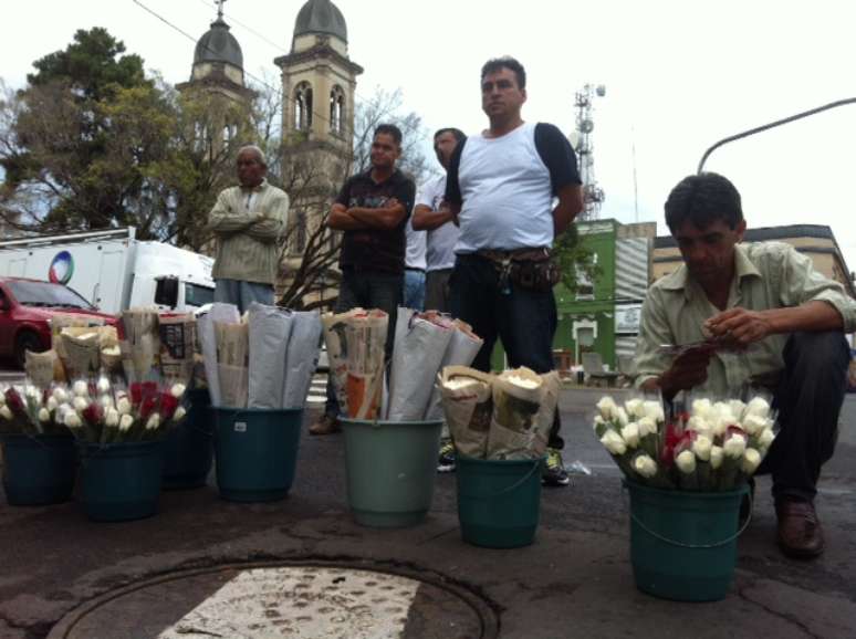 <p>Vendedores ambulantes reclamam da baixa procura por flores, mas garantem que não vão ficar no prejuízo</p>