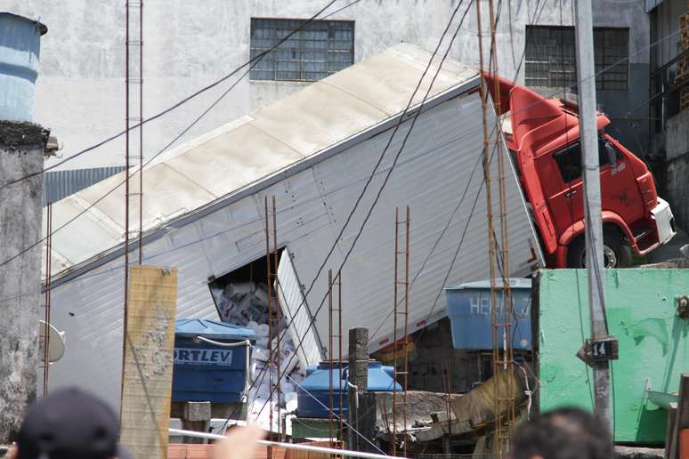 Caminh&atilde;o estava carregado com papel higi&ecirc;nico e atravessou o muro 