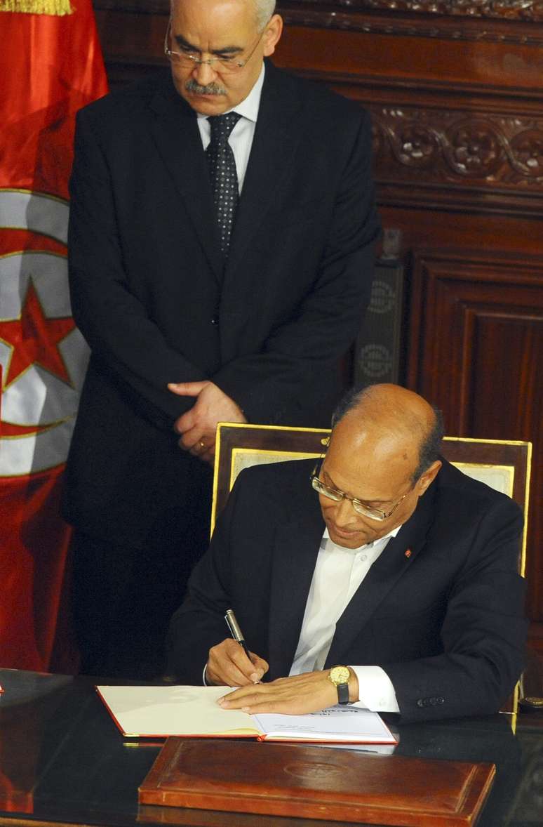 O Presidente da Tunísia, Moncef Marzouki, assina a nova Constituição em Tunis, nesta segunda-feira. O documento é inovador e tido como uma das Constituições mais progressistas do mundo árabe