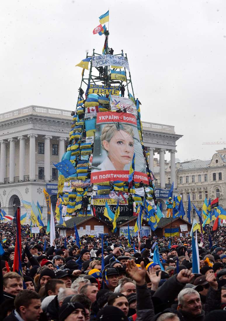 <p>Homem de 55 anos foi encontrado enforcado no que resta de uma imensa árvore de Natal na Praça da Independência, Kiev, nesta segunda-feira</p>