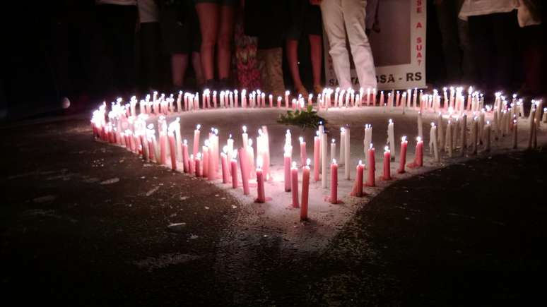 <p>Durante o ato que lembrou um ano do incêndio na Boate Kiss, 242 velas foram acesas em frente à casa noturna, representando cada uma das vítimas da tragédia</p>