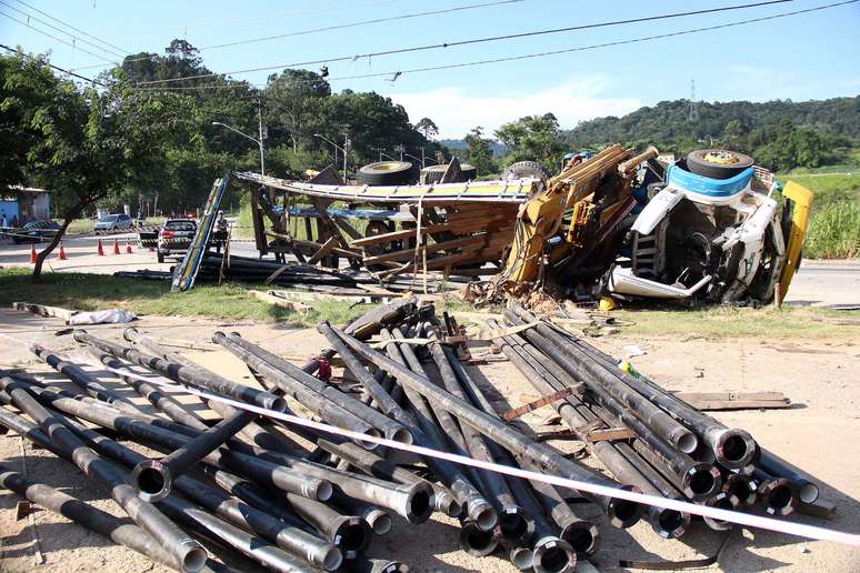 Um caminhão carregado de tubos de ferro tombou na tarde desta segunda-feira na estrada de Santa Inês, na região de Vila Nova Cachoeirinha, zona norte de São Paulo