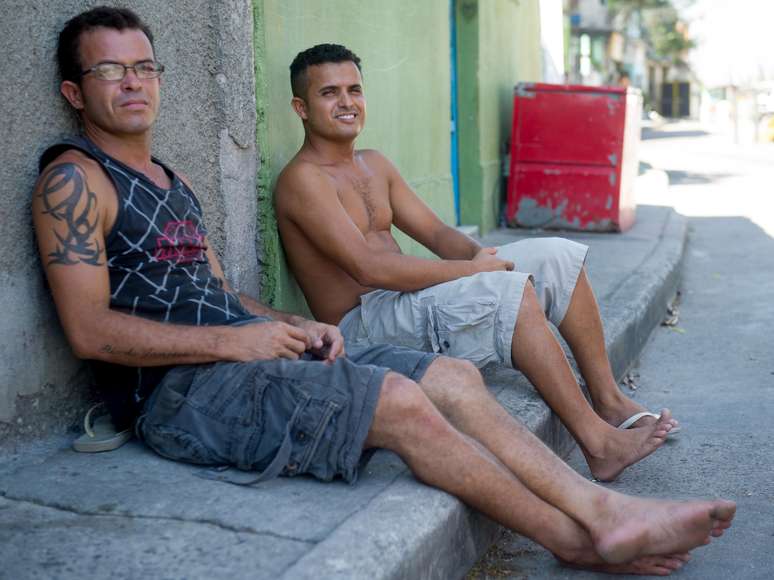 O padeiro Assis Rodrigues Silva (esquerda), 31 anos, passa todos os dias, mais de uma vez, pela passarela que cruza a avenida Brasil na altura do bairro de Pilares e liga as comunidades de Águia de Ouro e Favela da Guarda, na zona norte do Rio de Janeiro