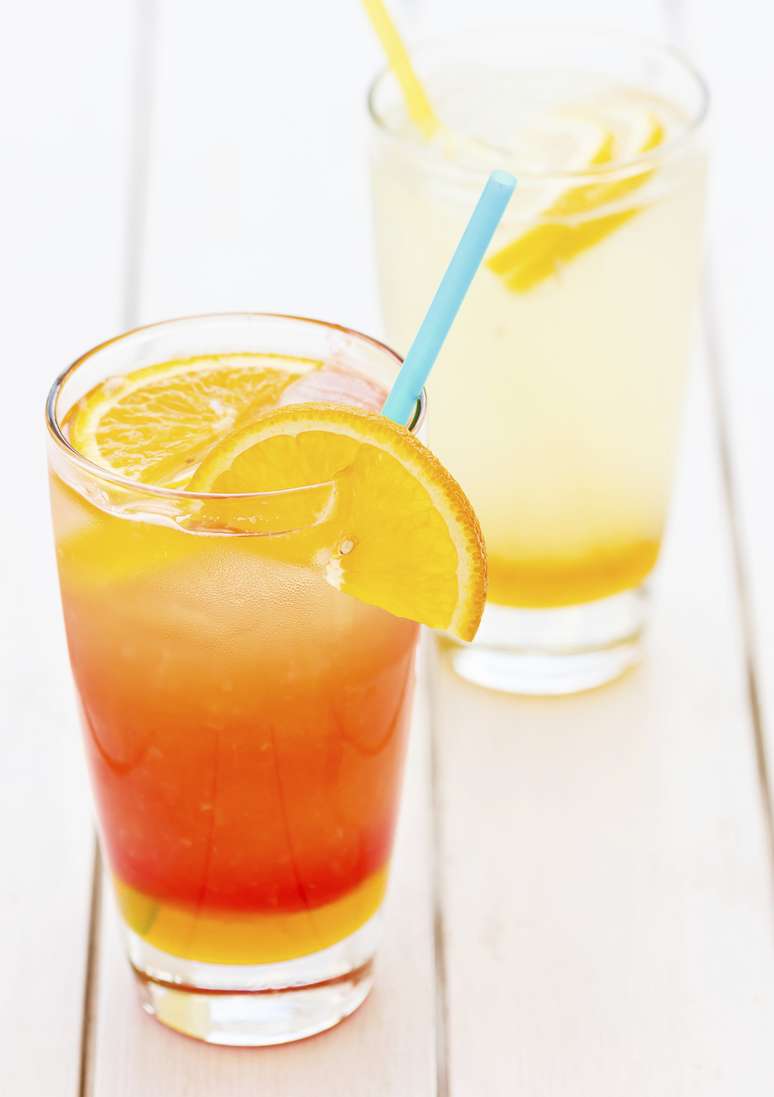 Especialistas alertam que o ideal é espremer o suco da fruta do copo ao invés de colocá-la na bebida