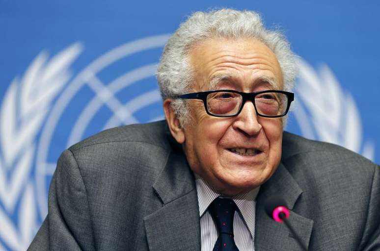 <p>Mediador da ONU para as negocia&ccedil;&otilde;es de paz da S&iacute;ria, Lakhdar Brahimi, durante coletiva de imprensa na sede da ONU, em Genebra</p>