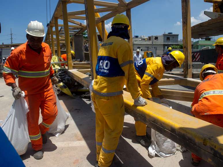 Operários trabalham na remoção da estrutura