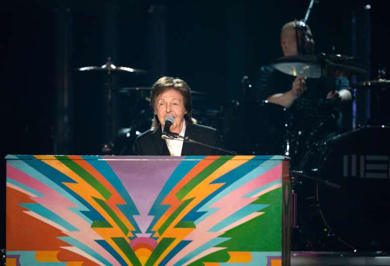 Em evento para celebrar os 50 anos da primeira aparição dos Beatles na TV americana, os dois integrantes ainda vivos do quarteto, Paul McCartney e Ringo Starr, se reuniram no show The Night That Changed America: A Grammy Salute to The Beatles, uma apresentação de três horas em tributo à banda britânica, na noite de segunda-feira (27), realizada no Los Angeles Convention Center, em Los Angeles, Califórnia