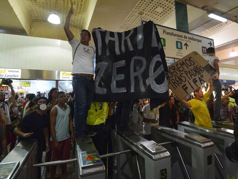 Um grupo de aproximadamente 200 manifestantes invadiu nesta terça-feira a estação Central do Brasil, no centro do Rio de Janeiro, e incentivou usuários a entrarem no local sem pagar, em protesto contra o aumento na tarifa das passagens de ônibus