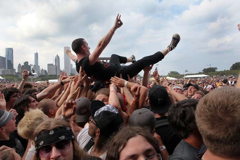 Garoto pratica stage diving na edição de 2009 do festival Lollapalooza, em Chicago