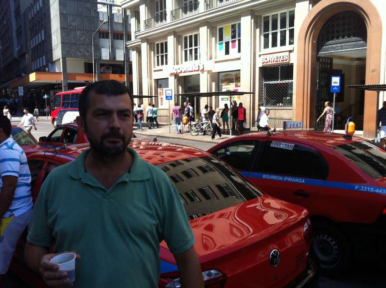 Taxista João Cardias comemorava o grande número de passageiros que transportou