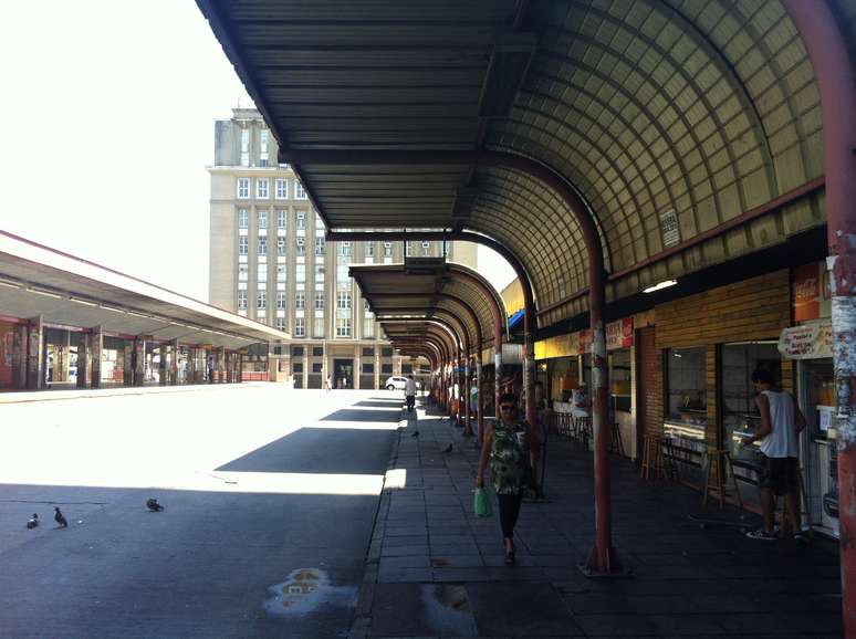 <p>Terminal da Praça Parobé, um dos mais movimentados no centro de Porto Alegre, estava vazio nesta quarta-feira</p>