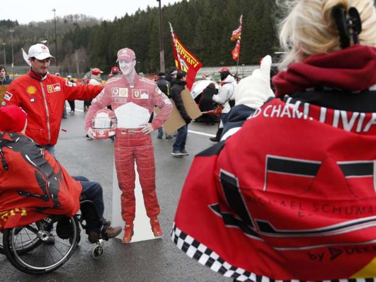 <p>Fãs fazem homenagem ao piloto alemão</p>