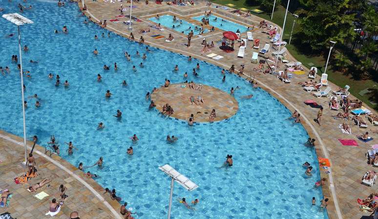 <p>Dias de calor extremo têm lotado piscinas da capital, como no Sesc Belenzinho, na zona leste</p>