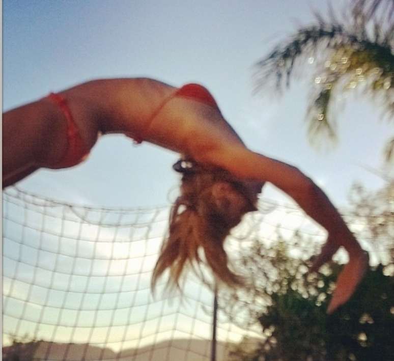 Carolina Dieckmann exibe a boa forma enquanto se diverte em cama el&aacute;stica