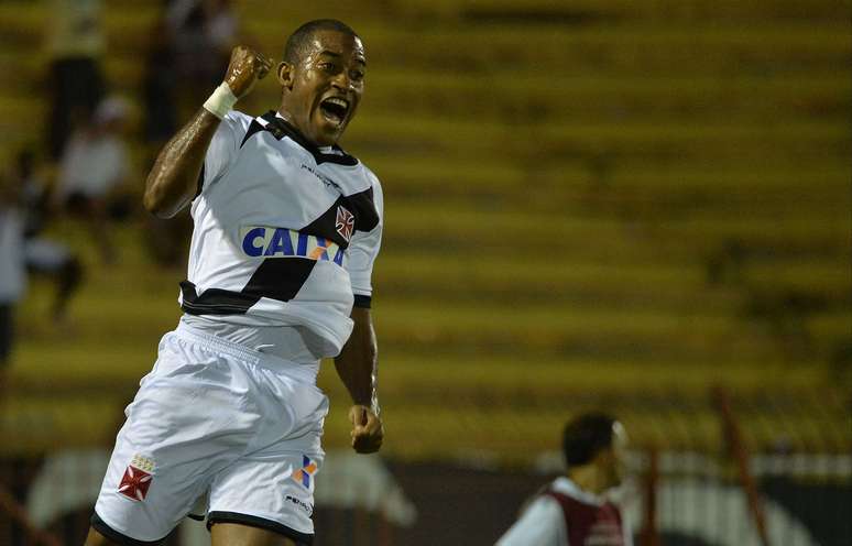 <p>Edmilson comemora segundo gol do Vasco</p>