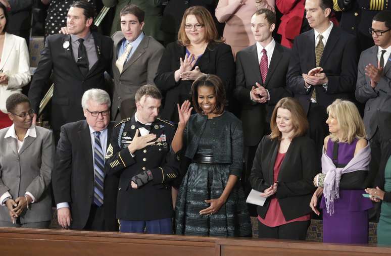 <p>Michelle Obama acena após ser citada por Obama durante o discurso</p>