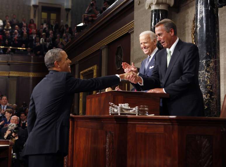 Obama cumprimenta John Boehner, presidente da Câmara dos Representantes, ao lado do vice-presidente Joe Biden, antes de iniciar o discurso