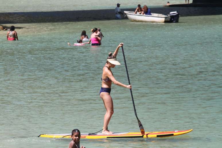 Veja Atriz Juliana Didone Praticando Stand Up Paddle Em Praia No Rio
