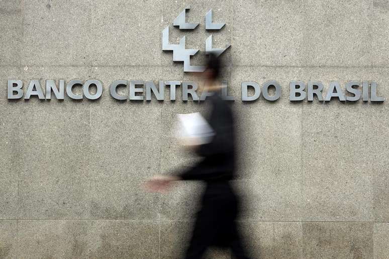 Um homem passa pela frente da sede do Banco Central em Brasília. O spread bancário e a taxa média de juros no mercado de crédito brasileiro recuaram em dezembro, mesmo com o ciclo de aperto monetário em curso, mas o movimento não foi visto na inadimplência. 15/01/2014