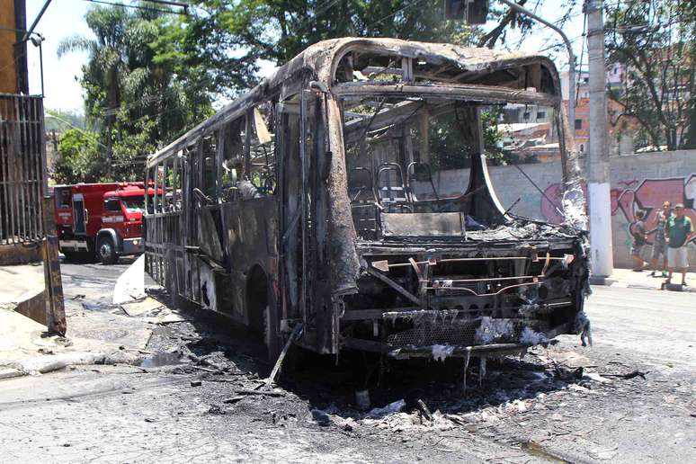 <p>Um ônibus foi incendiado na estrada M'Boi Mirim, na zona sul de São Paulo, por volta das 12h desta quarta-feira</p>