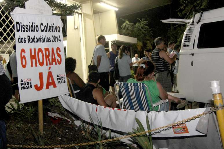 <p>Rodovi&aacute;rios decidem entrar em greve total em Porto Alegre. Todos os &ocirc;nibus que estavam na rua voltaram para as garagens</p>