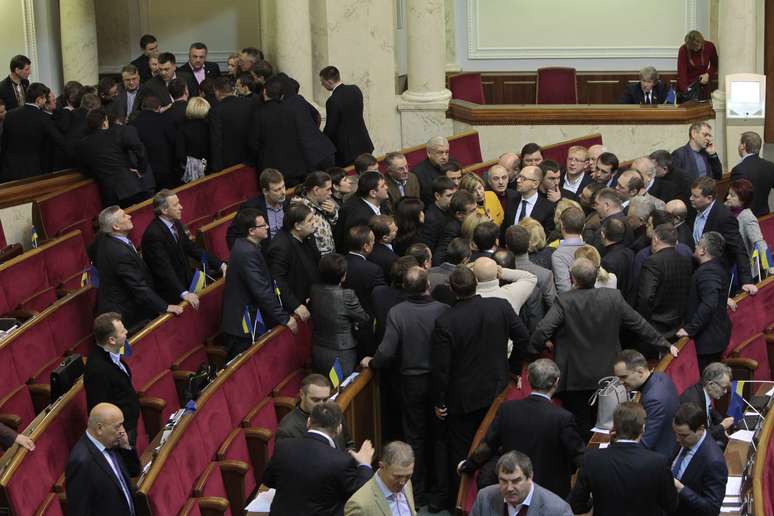 Parlamentares discutem durante sessão em Kiev no dia em que se aprovou anistia para a maioria dos detidos durante os protestos contra o governo liderado pelo presidente Viktor Yanukovitch