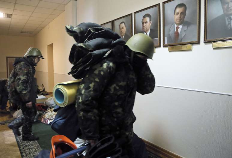 <p>Opositores do Governo deixam o Ministério, em Kiev, tomado por radicais</p>