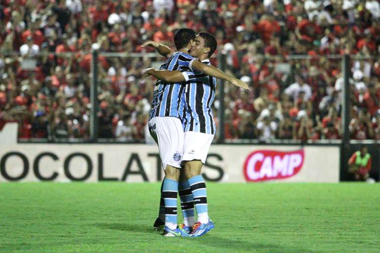 Grêmio celebra gol de empate contra Brasil de Pelotas