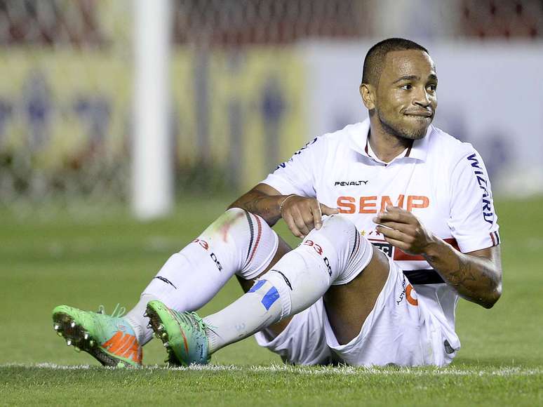 <p>Alvaro Pereira reclamou da poss&iacute;vel puni&ccedil;&atilde;o de Ceni</p>