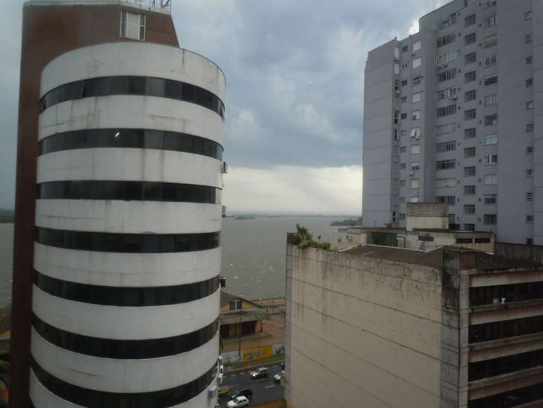 Prédios da região central de Porto Alegre; ao fundo, parte do temporal que trouxe ventos de até 52 km/h a Porto Alegre