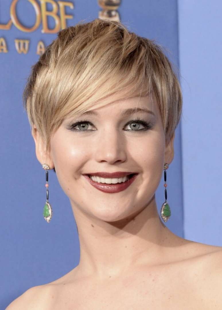 <p>Batom escuro e olho iluminado é segredo de Jennifer Lawrence</p>