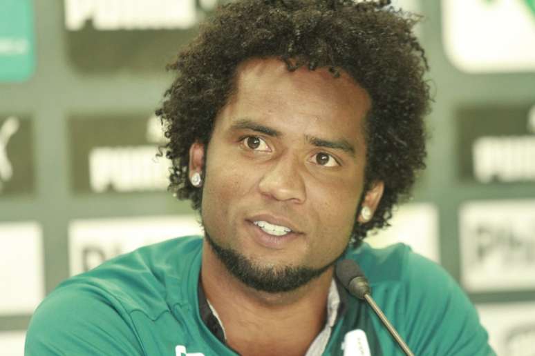 <p>Carlos Alberto deixou o Goiás nesta quinta-feira</p>
