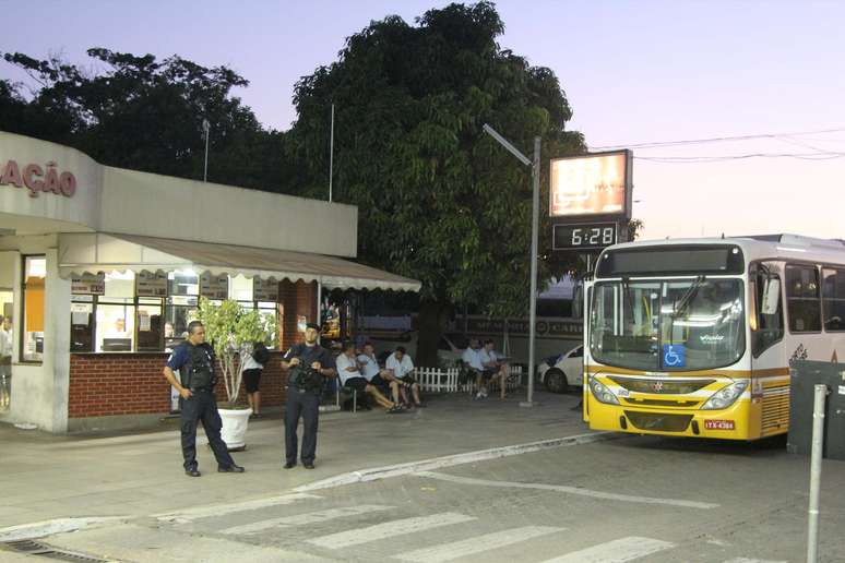 <p>Grevistas bloquearam a entrada de garagem  impedindo a saída de ônibus </p>