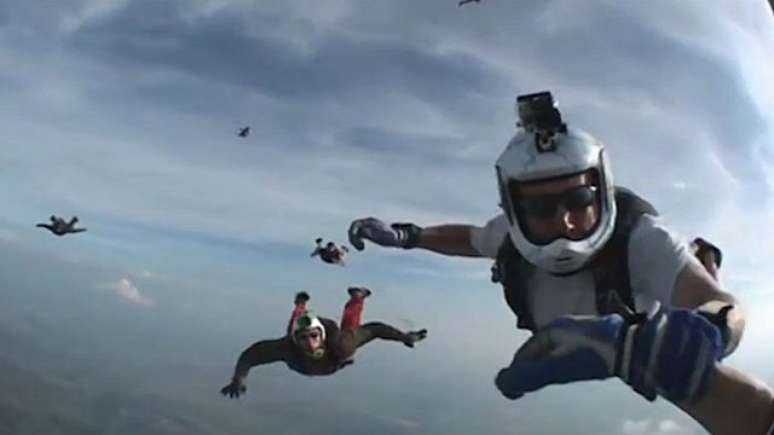 <p>Paraquedista desmaiado foi&nbsp;resgatado por colegas em pleno ar</p>