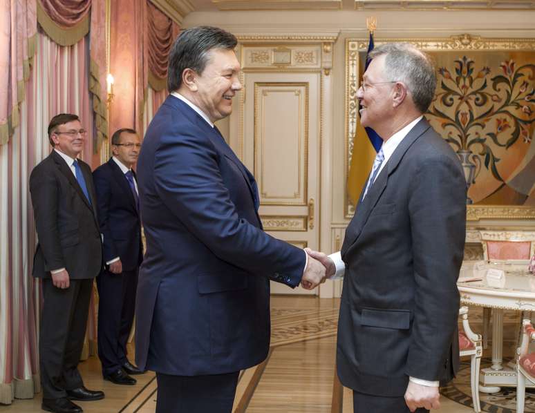 Em imagem de arquivo, Yanukovych (esq.) cumprimenta Robert Serry, representante das Nações Unidas