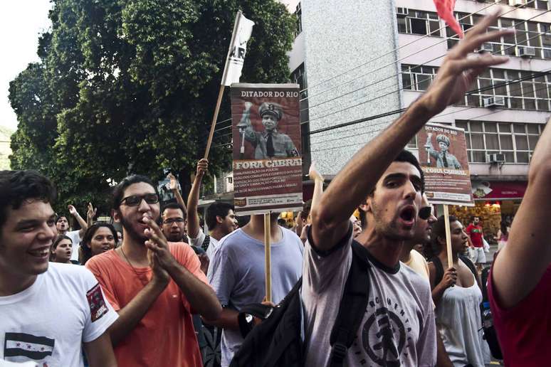 Manifestantes realizam protesto contra remoções e aumento das passagens do transporte público, no centro do Rio de Janeiro, nesta quinta-feira 