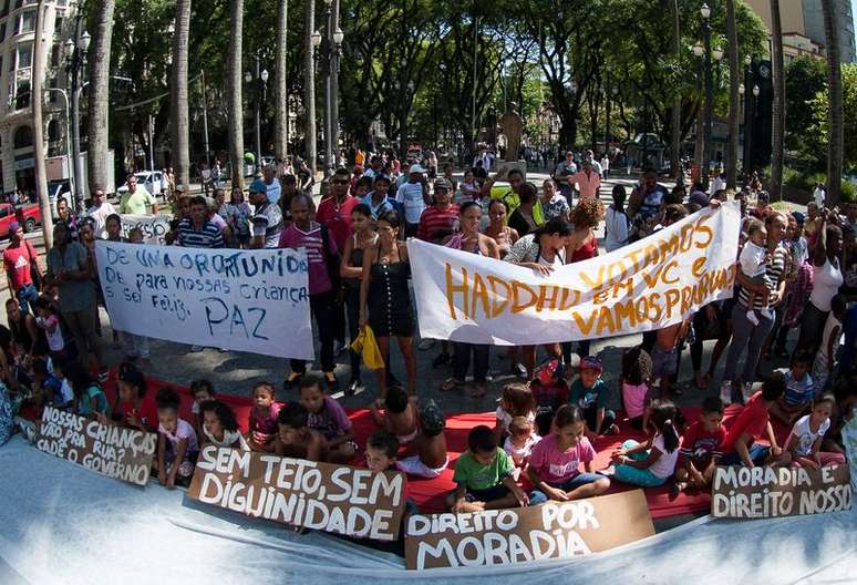 Cerca de 100 pessoas, segundo estimativa da PM, protestam em frente à Companhia de Desenvolvimento Habitacional e Urbano