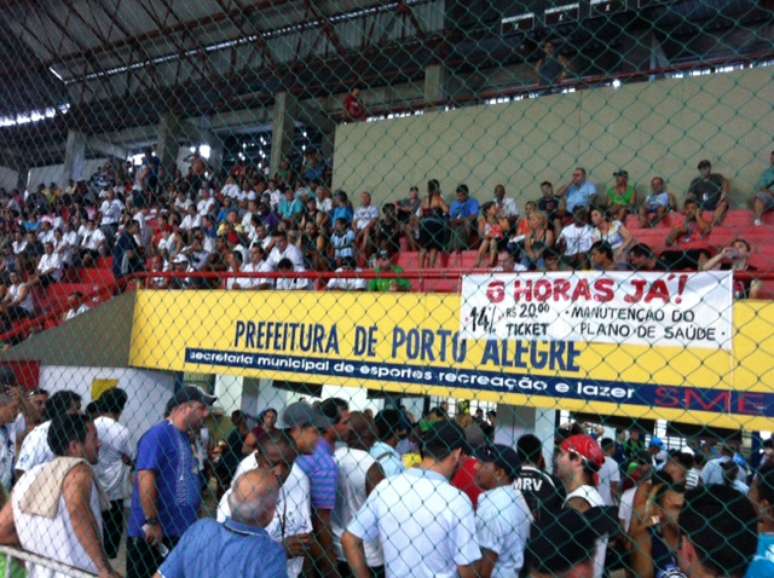 <p>Reunidos em assembleia, rodovi&aacute;rios de Porto Alegre decidiram manter a greve da categoria, que j&aacute; dura cinco dias</p>
