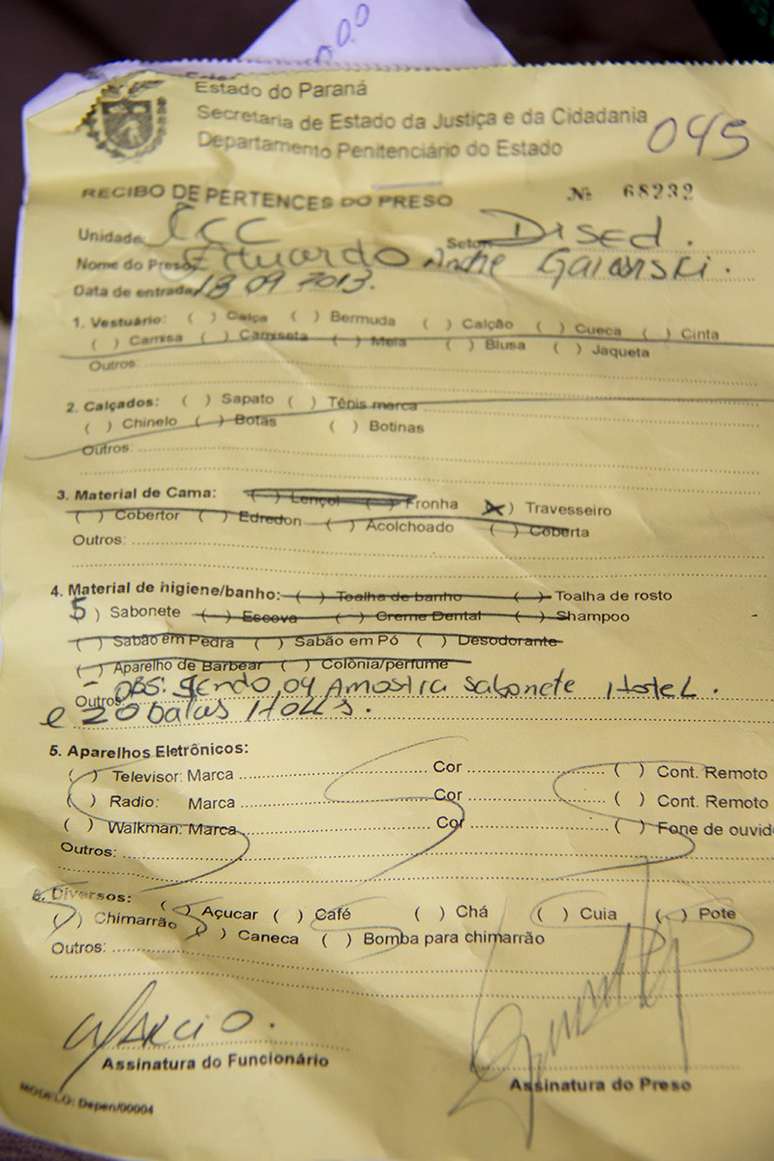 <p>Nos recibos de pertences assinados na Casa de Custódia de Curitiba, número 045 é escrito à mão</p>