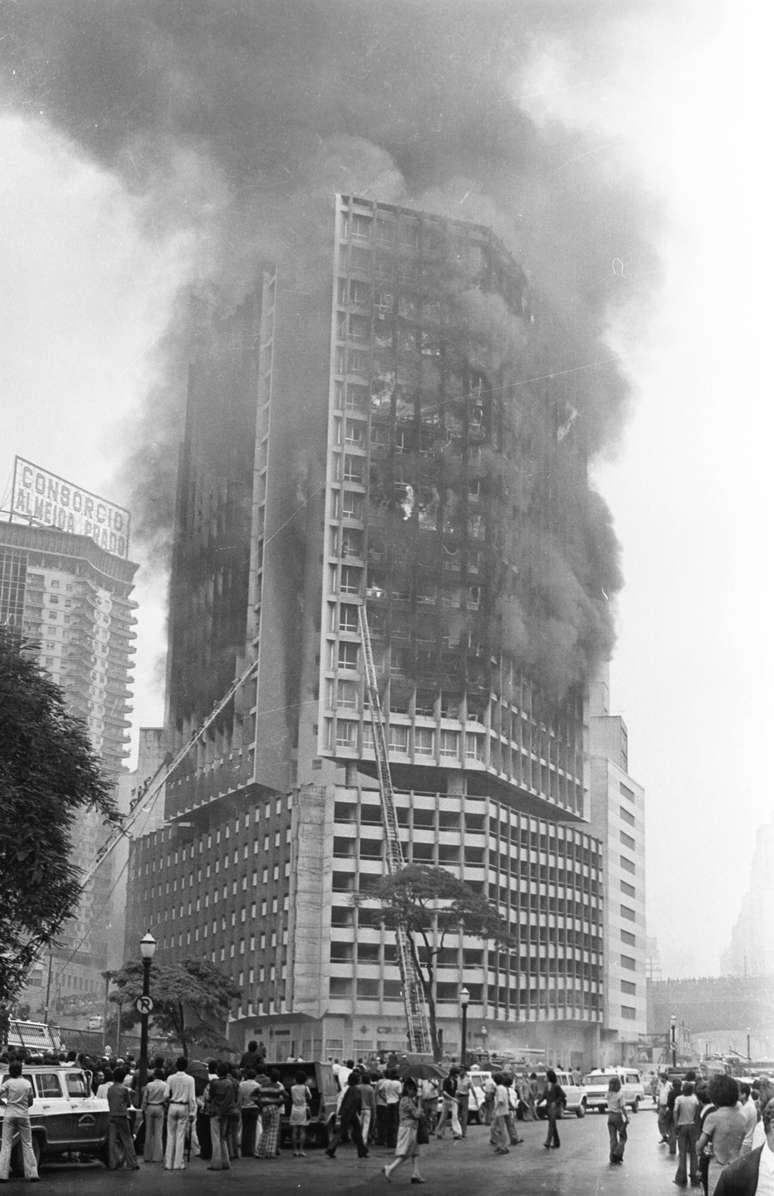 Bombeiros trabalhando no combate às chamas no Edifício Joelma