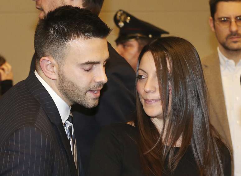 Os irm&atilde;os de Meredith durante o novo julgamento em Floren&ccedil;a