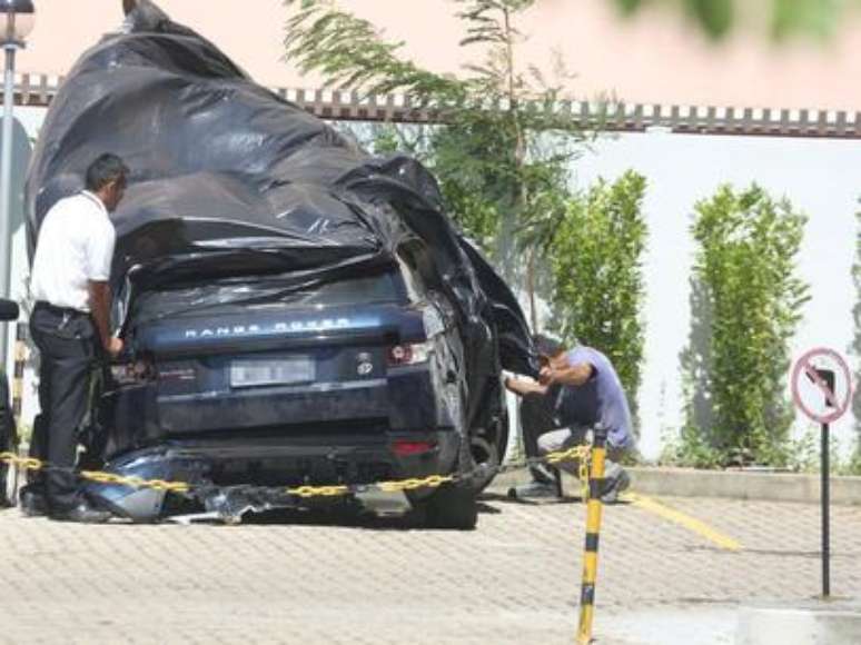 <p>Carro ficou bastante danificado após o acidente</p>