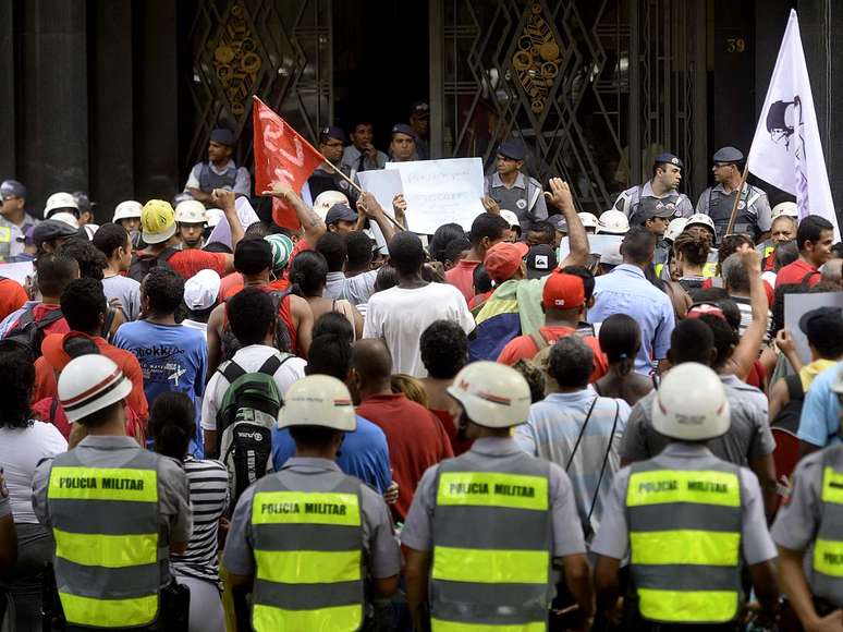 Um grupo de cerca de 250 manifestantes fechou o trânsito na rua Libero Badaró, da altura do viaduto do Chá até o Largo São Francisco, no centro de São Paulo, em um ato contra a ação policial nos protestos populares