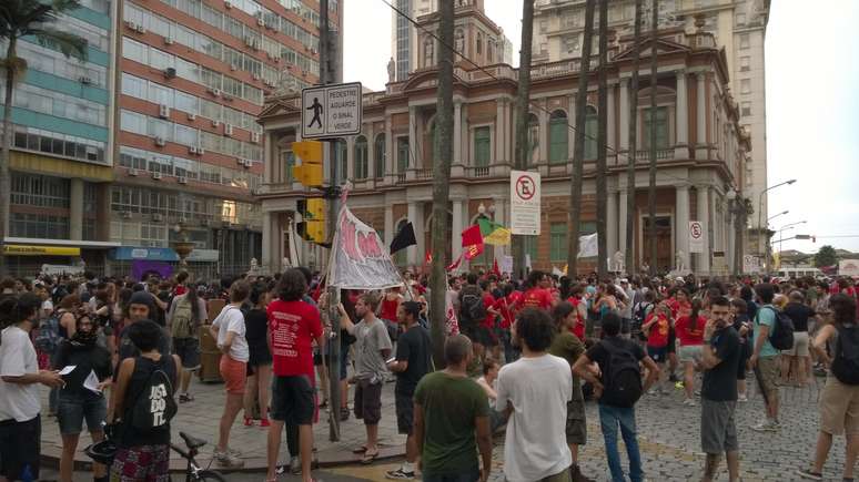 <p>Cerca de 300 pessoas se reúnem em frente à prefeitura de Porto Alegre para um ato de apoio à greve dos rodoviários</p>