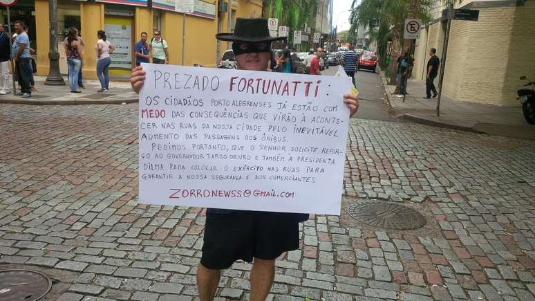 <p>"Zorro" foi às ruas de Porto Alegre alertar sobre protestos em meio à greve que afeta o transporte público</p>
