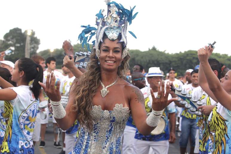 Milena Nogueira, mulher do sambista Diogo Nogueira, mostrou que tem samba no pé durante ensaio da Águia de Ouro, em São Paulo