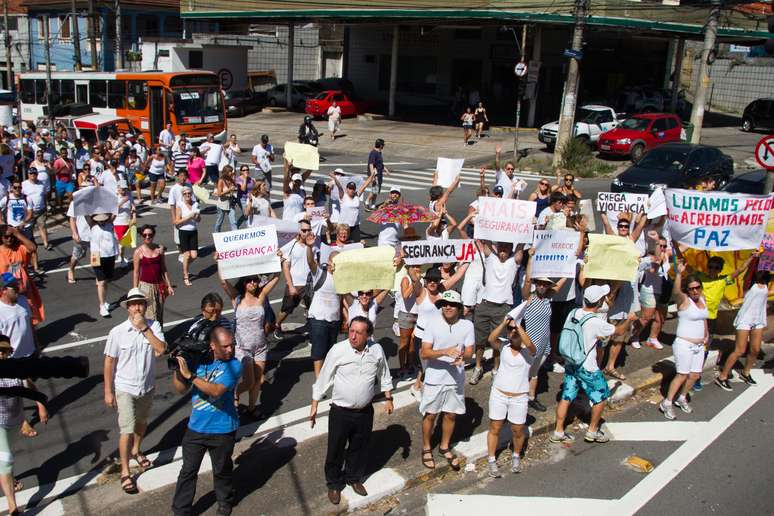 Um grupo de moradores do Butantã, zona oeste de São Paulo, acompanhado de estudantes da Universidade de São Paulo (USP) e ciclistas, realizou um protesto na manhã deste sábado para pedir reforço no policiamento na região